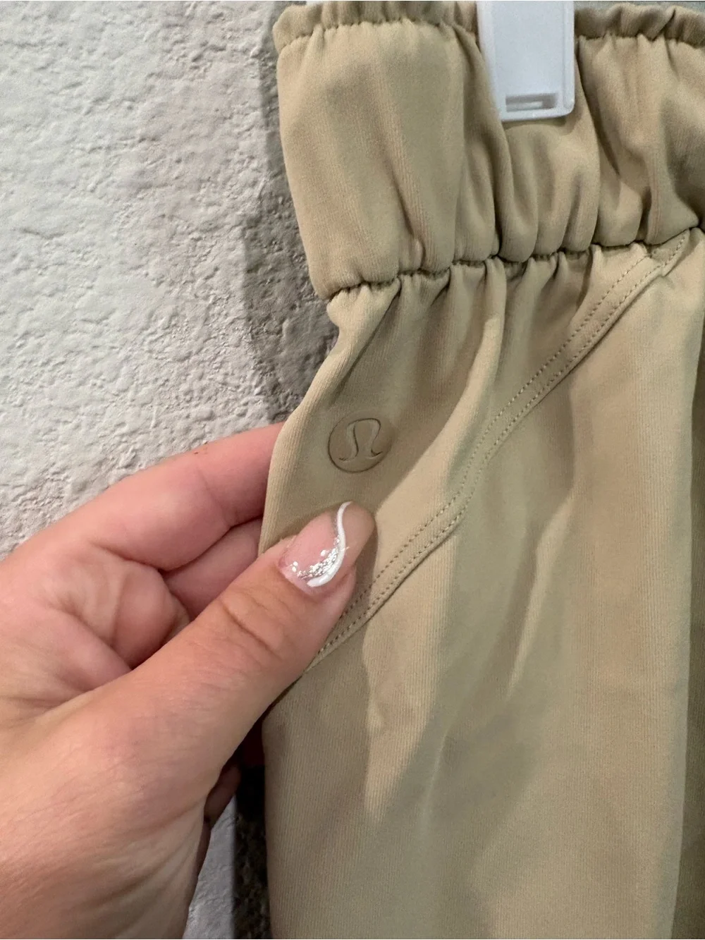 lululemon athletica women’s Lightweight Drawstring Joggers in Khaki